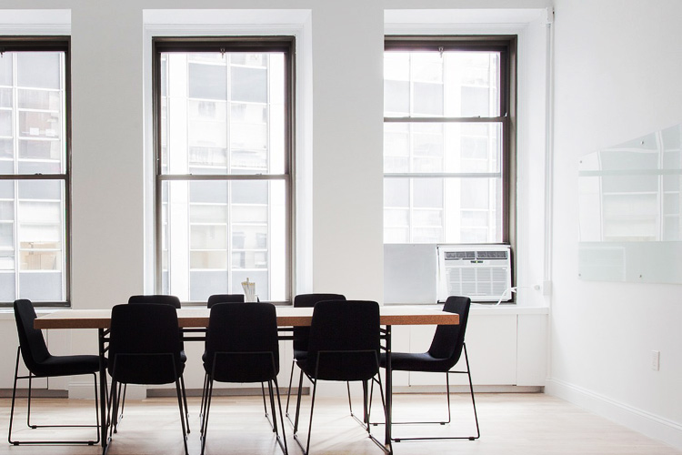 背景が白い場所で撮影する